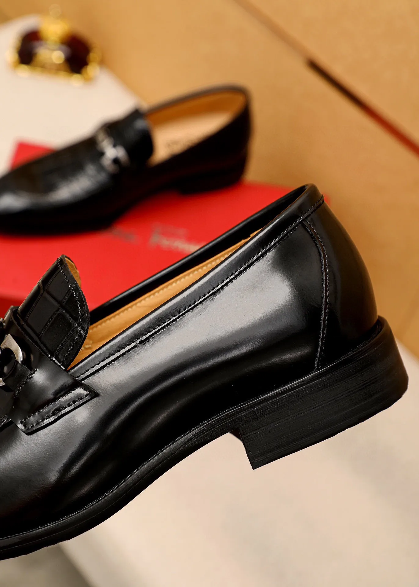 Men's shoes 💰460 💐 Product trademark: Ferragamo "Ferragamo" casual leather shoes Regular size: 38-44 (custom-made for 45🉑️) Product materials: Selected imported first-layer calfskin embossed upper + original hardware buckle, imported water-dyed cowhide leather lining. Strong three-dimensional visual effect, combined outsole Color: 1⃣️color optional